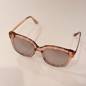 Gentlemonster mirrored lenses sunglass with beautiful pink and gold color.